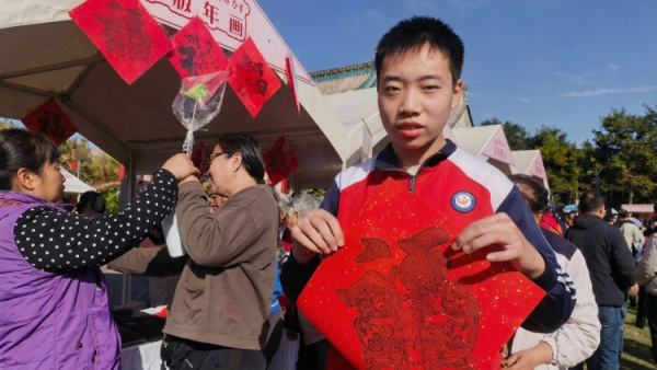 太原市灵星社区服务中心组织孤独症孩子们走出校门来到双塔公园参观非遗传承展示体验非遗制作品尝非遗美食
