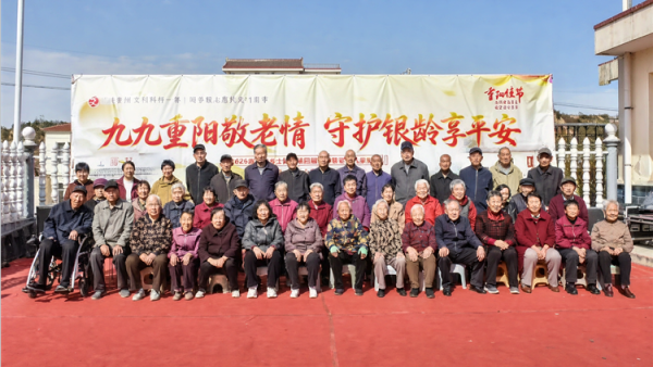 重阳敬老情公益暖乡村---重阳节潞城区正能量公益协会组织志愿者奔赴黄牛蹄乡土脚村开展敬老慰问活动将捐赠的米面油分发到老人手中还给70周岁及以上老人们送上了敬老红包