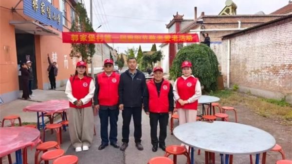 重阳敬老情公益暖乡村----潞城区正能量公益协会组织志愿者在史迴镇郭家堡村开展重阳敬老慰问志愿服务活动和老人们一起过节