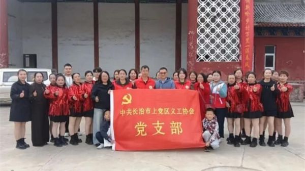 金秋送爽丹桂飘香----九九重阳节上党区义工协会联合上党区红十字会走进西火镇庄子河村开展重阳便民志愿服务活动志愿者耐心细致地为老年群众修剪头发让老人们享受到免费理发服务
