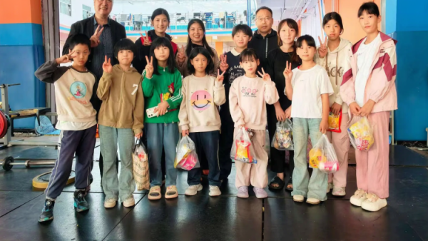 跨龄传温暖跨域献大爱----太原市烛光志愿服务中心对生活困难的困境儿童群体心系孩子冷暖情牵孩童成长筹备了厚实的防寒衣物实用的保温杯以及齐全的洗漱生活用品为孩子们筑牢温暖的过冬防线
