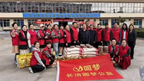 重阳敬老情暖夕阳----长治市圆梦公益协会组织二十名爱心志愿者来到屯留区渔泽镇第二养老服务中心开展公益慰问活动用暖心陪伴精彩文艺节目与爱心物资为院内老人们送上节日的祝福