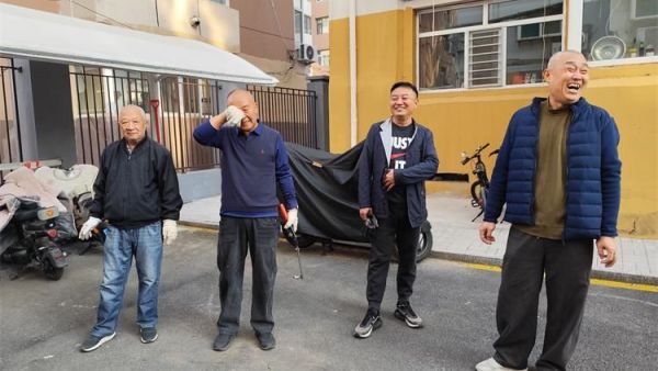 太原市菜园苑区志愿者携手迎泽区南内环二社区开展了楼前杂草集中清理志愿服务行动‌对楼前绿化带的杂草进行拉网式清理小区人居环境得到明显改善
