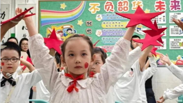泓涵家国情怀博筑少年德行----太原市晋源区第八实验小学迎国庆“泓博”少年红歌展示活动全体师生齐聚校园以红歌润童心以旋律颂祖国以初心致韶华用最真挚的童声唱响时代赞歌