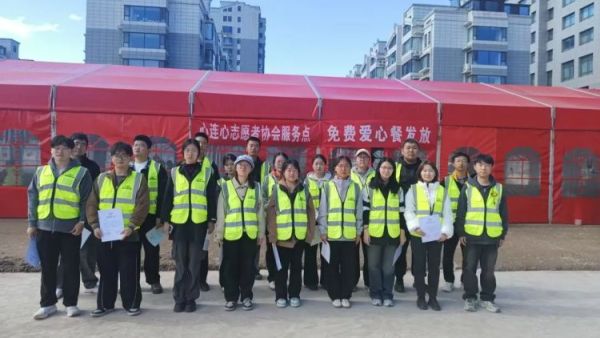 晋中市太谷区心连心志愿者协会携手古韵华章传媒有限公司在天后宫举办敬老孝亲爱在重阳公益活动为老年长辈送上枣糕豆腐脑把关怀与温情送到老年人身边
