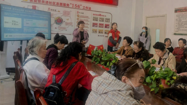 九九重阳节山西省军区社区精心组织开展了免费理发健康知识讲座免费肖像拍摄文艺节目表演等一系列重阳节暖心便民活动让老人们度过了一个温馨祥和热闹的节日