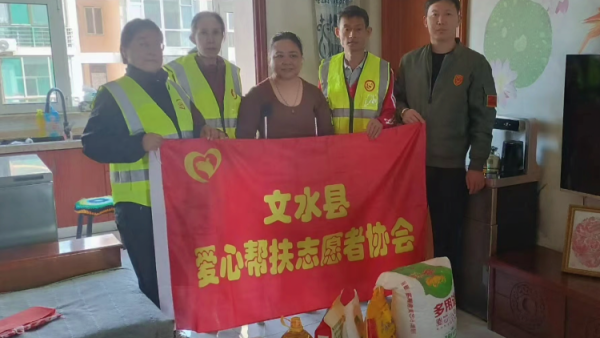 情暖百姓关爱同行----文水县爱心帮扶志愿者协会开展公益慰问活动走访慰问行善者和困难家庭为他们送去关心和温暖