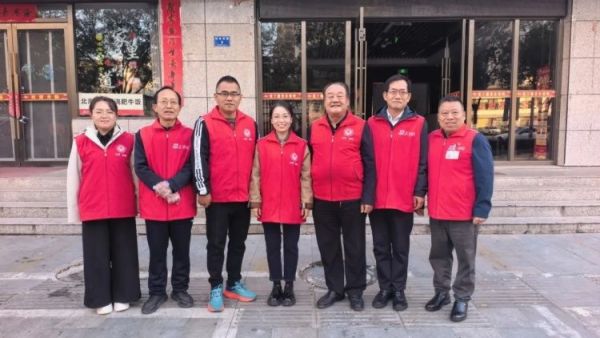 政协委员开放日｜盐湖区政协提案委第一联组委员们走进志愿一线共赴暖心之约参与早餐发放将一份份早餐送到环卫工人手中用点滴善行温暖盐湖大地