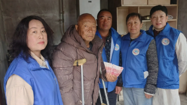 长治市小雨点公益志愿者协会思源组帮扶潞州区马厂镇故驿村75岁摔伤独居老人协会和志愿者为老人送上了1200元的现金资助