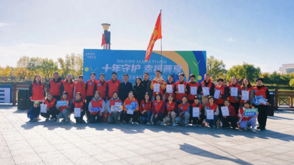 志愿护河奔跑同行----忻州市爱心公益协会组织50余名志愿者助力幸福河湖马拉松公益活动沿途认真捡拾河岸枯枝落叶白色垃圾与各类杂物细致清理河道整治河岸环境卫生