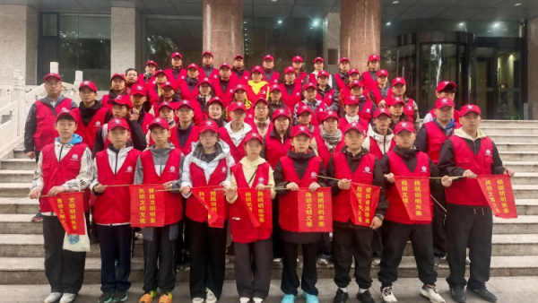 志愿护航马拉松温情守护文明路----临汾半程马拉松开跑临汾市文明交通志愿者协会组织志愿者配合交警开展交通保障志愿服务在鼓楼至水厂十字岗为赛事保驾护航