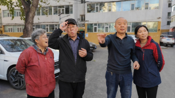 太原市菜园苑小区志愿者和热心居民10月30日共同在1-2号楼之间清理楼前杂草和垃圾为身体力行切身为小区做公益做好事的每一位点赞